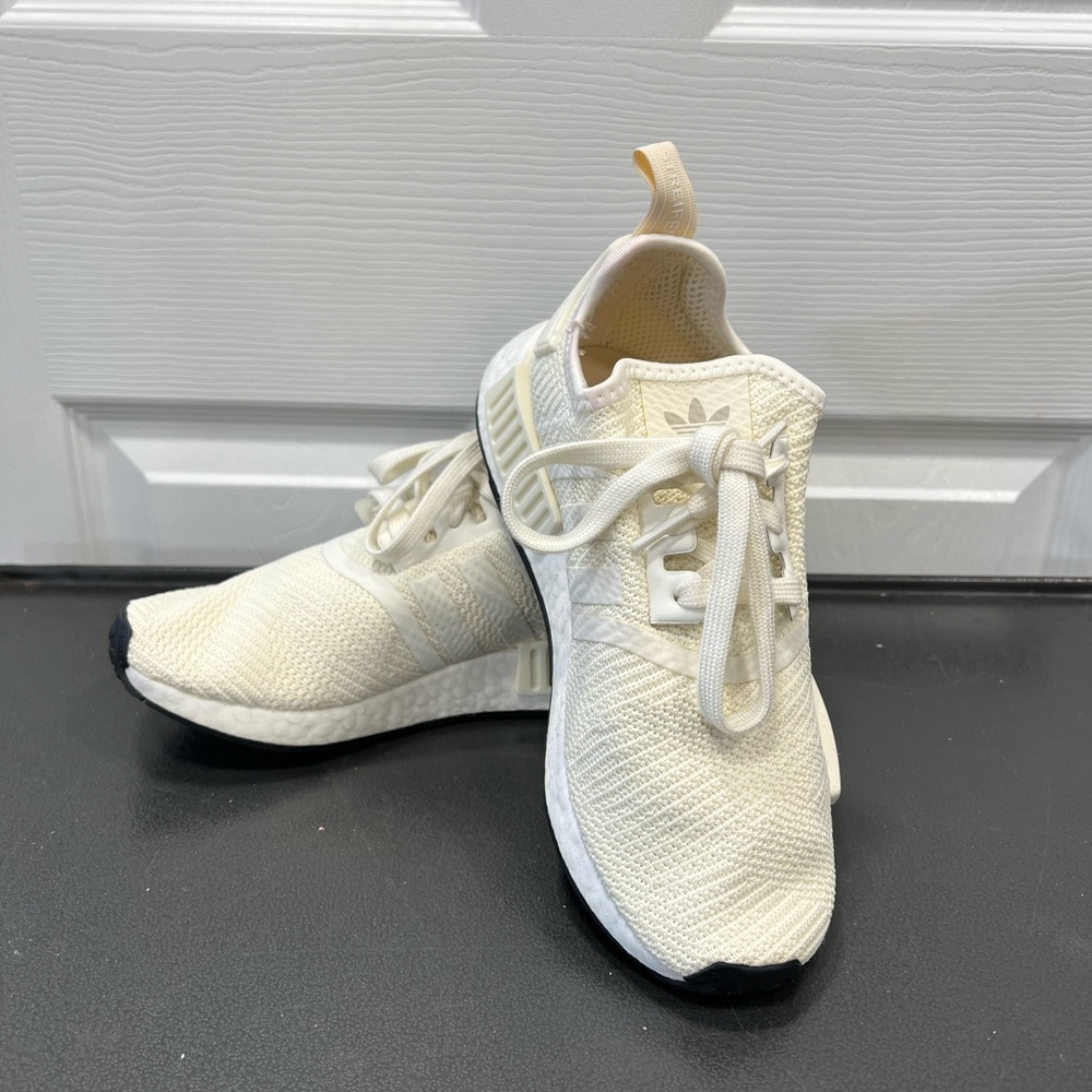 Adidas Wonder sneaker NMD_R1 cream and gold size 6